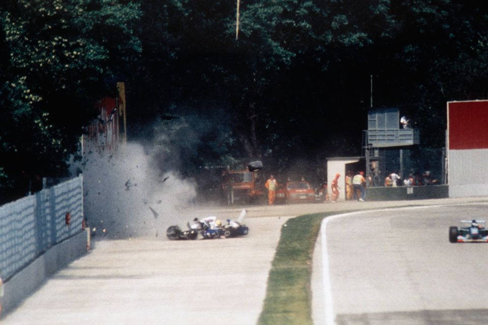 Ayrton Senna si schianta contro un muro a 300 chilometri orari durante il Gran Premio di San Marino 1994 a Imola, in Italia.  Senna morì poi all'Ospedale Maggiore di Bologna.  Foto: Alberto Pizzoli/Sigma