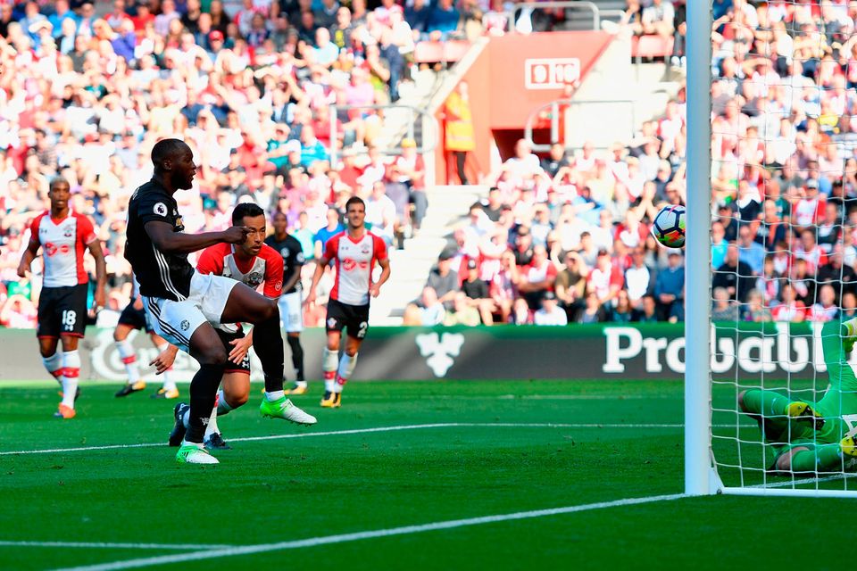 SOUTHAMPTON, ENGLAND - SEPTEMBER 23:  Romelu Lukaku of Manchester United scores the opening goal during the Premier League match between Southampton and Manchester United at St Mary's Stadium on September 23, 2017 in Southampton, England.  (Photo by Dan Mullan/Getty Images)