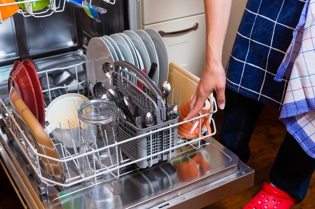 食器洗い機の積み下ろしで負傷したと主張した女性、元雇用主と6万ユーロで和解
