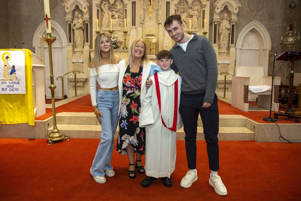 Lee Boylan with Hannah, Suzanne and Eoghan Quinn at the St. Patrick's NS, Wicklow Confirmation in St. Patrick's Church, Wicklow Town. Photo: Michael Kelly 