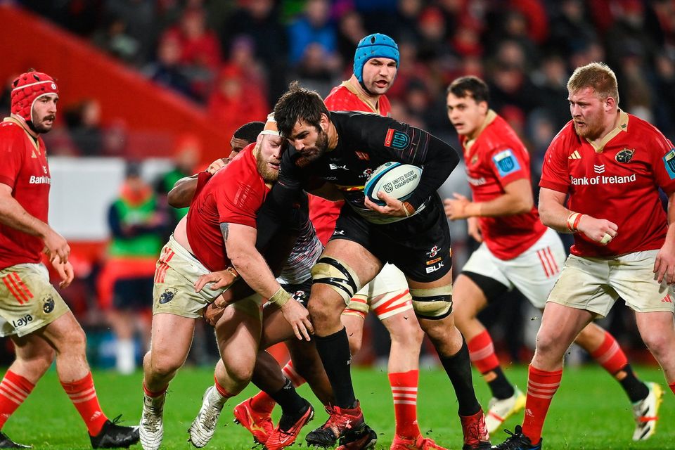 Ben Jason Dixon de los DHL Stormers es abordado por Jeremy Loughman de Munster durante el partido del Campeonato de la Liga de Rugby Unida en Thomond Park en Limerick.  Foto de David Fitzgerald/Sportsfile