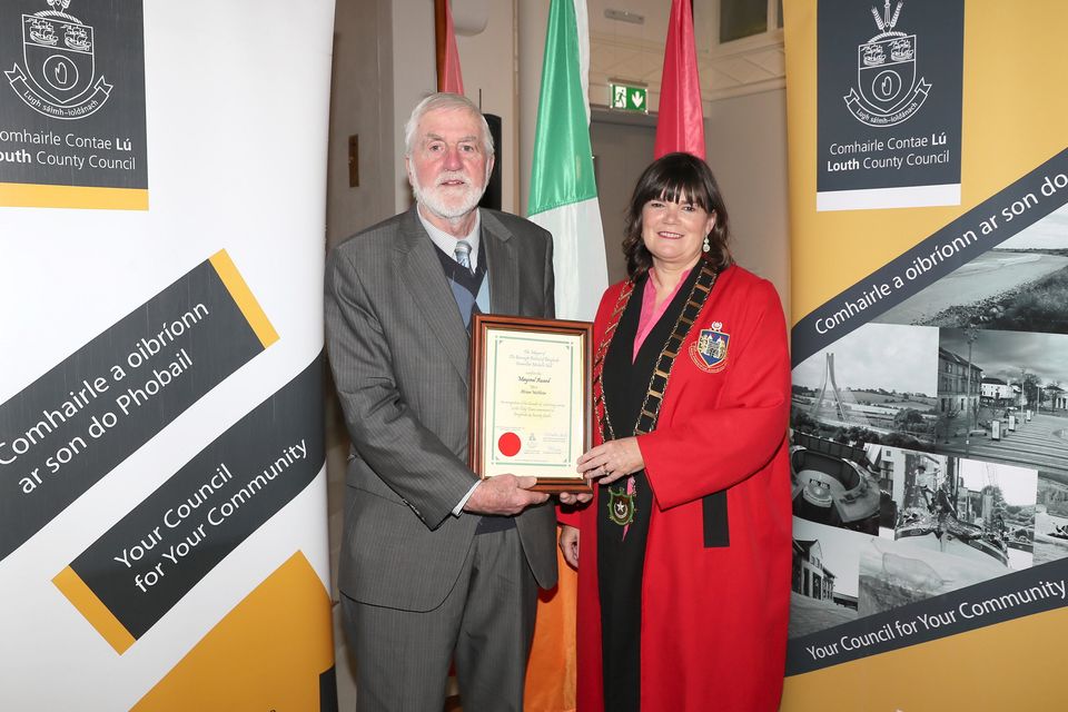 Mayor Michelle Hall presents the award to Alistair McAlister. 