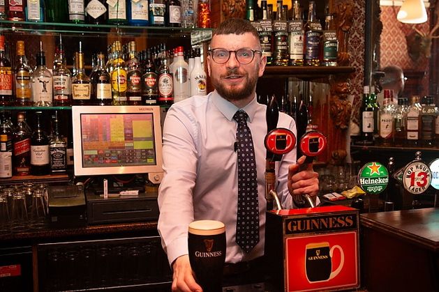 Comment verser une pinte de Guinness ?  Réaction des publicains irlandais après la réclamation d'un barman basé à Londres concernant un service en deux parties
