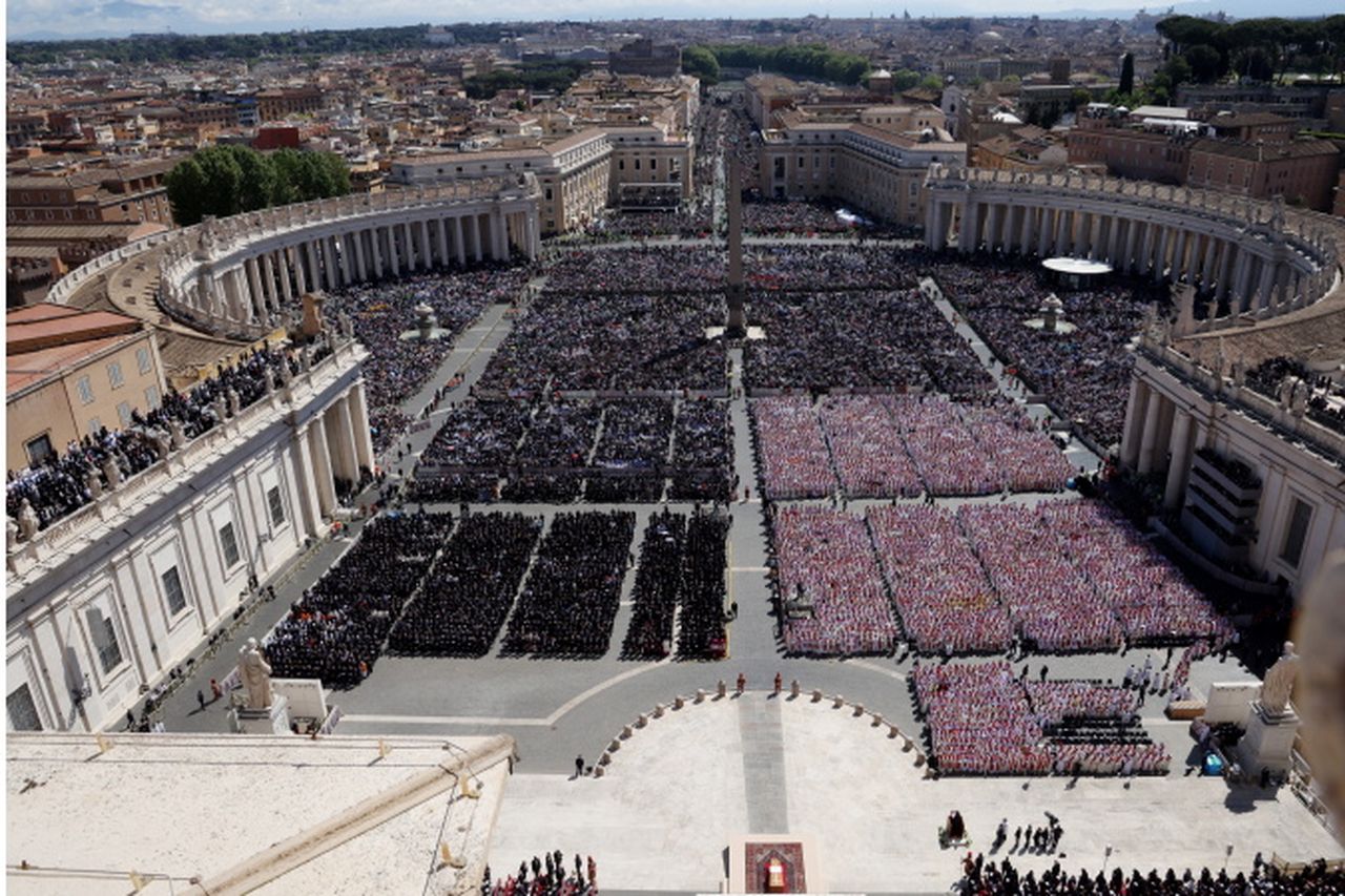 Pope Francis Hundreds of thousands line Rome’s streets as Pontiff