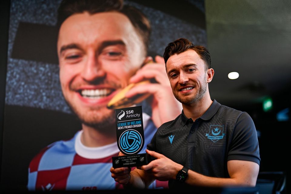 Drogheda United's Darragh Markey with his SSE Airtricity / SWI Player of the Month Award for March at Sullivan & Lambe Park. Photo: Ben McShane/Sportsfile