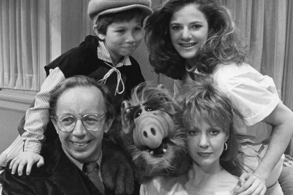 (L-R) Max Wright, Benji Gregory, Andrea Elson, and Anne Shedeen with ALF in Los Angeles in 1986. Photo: Getty 