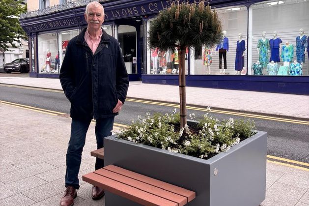 Councillor Declan Bree, who has been campaigning and lobbying for the provision of public seating in appropriate locations in the town centre has welcomed the installation of new public seating in O’Connell Street and Wine street.