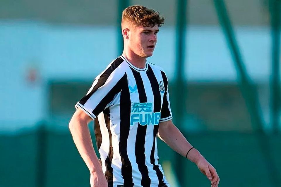 El técnico del Newcastle, Eddie Howe, respalda al adolescente irlandés Alex Murphy con un nuevo contrato