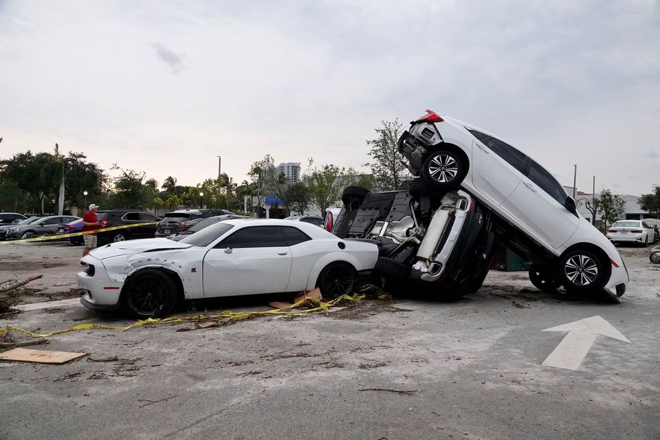 Damaged cars in a parking lot after a hurricane struck Virginia Beach, Florida.  Photo: Joe Cavaretta/South Florida Sun Sentinel via AP