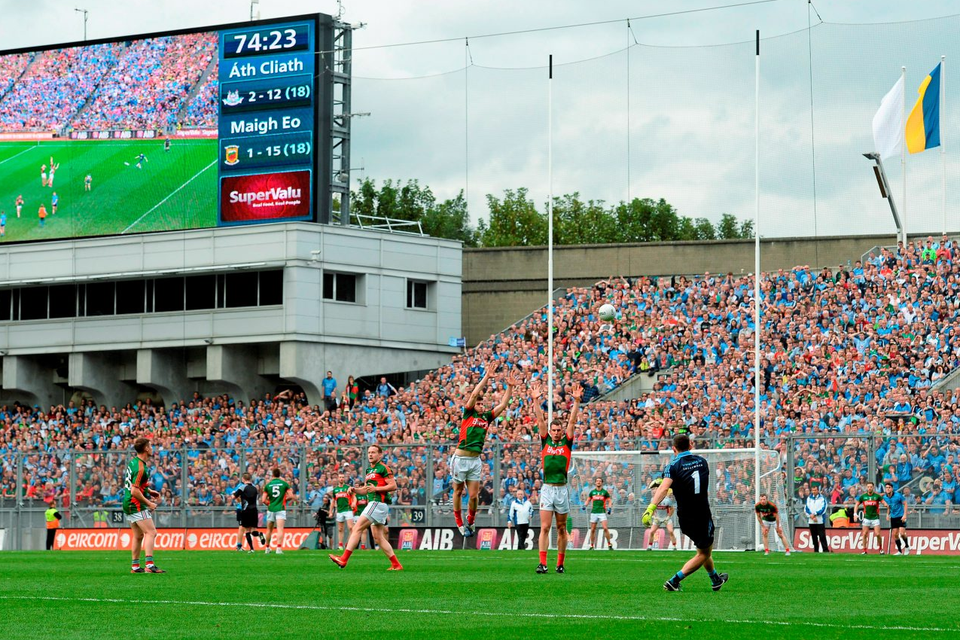Stephen Cluxton’s late free looks to be heading over the bar, but it eventually tails off left and drifts wide of the posts