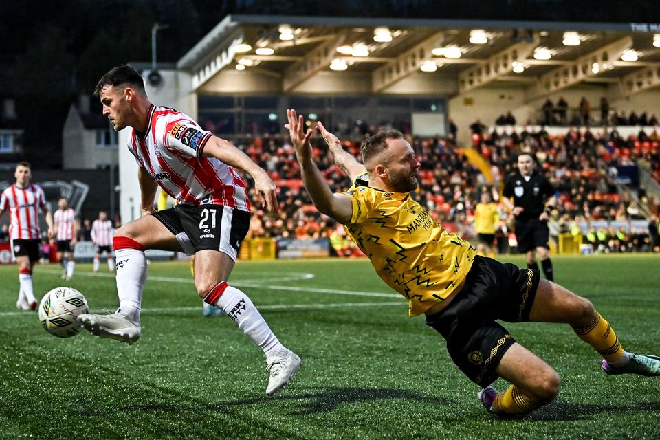 Danny Mullen of Derry City gets away from Ryan McLaughlin of St Patrick's Athletic during the Airtricity League clash. Photo: Sportsfile