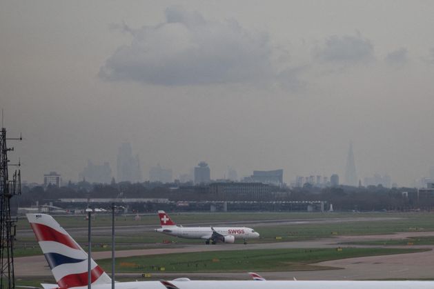 ダブリン空港は、技術的なグリッチグラウンドのフライトとトリガートラベルカオスを英国中にトリガーするため、乗客に遅れの可能性を助言します。