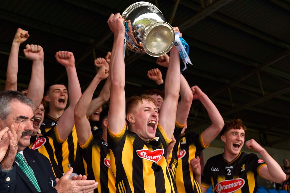 El capitán de Kilkenny, Bill McDermott, levanta la Copa Hanrahan después de la victoria final de su equipo Leinster MHC sobre Dublín en Laois Higher O'Moore Park en Portlaoise.  Foto: Tom Perry/SportsFile