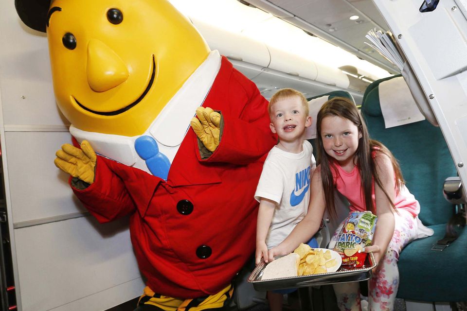 Mr Tayto made an appearance at Dublin airport today to deliver extra supplies and check out the excitement for himself. Here he is pictured with Ryan Douglas aged 4 and his sister Leah aged 9 from Baldoyle, Co. Dublin who enjoyed a crisp sandwich on their flight home from Malaga. Pic. Robbie Reynolds