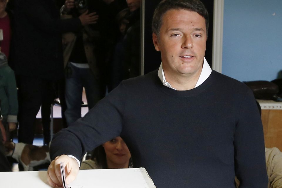 Matteo Renzi casts his ballot in the referendum on constitutional reform