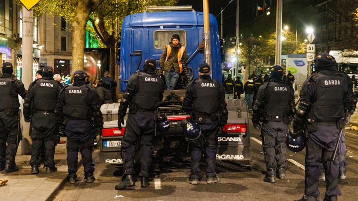 Hundreds of gardaí clear O’Connell Street blockade at 3.30am; Cabinet to meet today