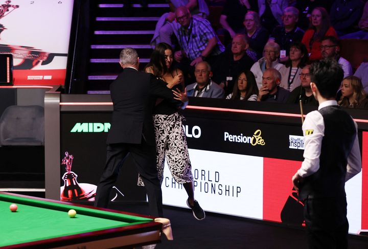 Female spectator physically ejected at a fractious Crucible as Wu Yize takes three-frame lead into Monday