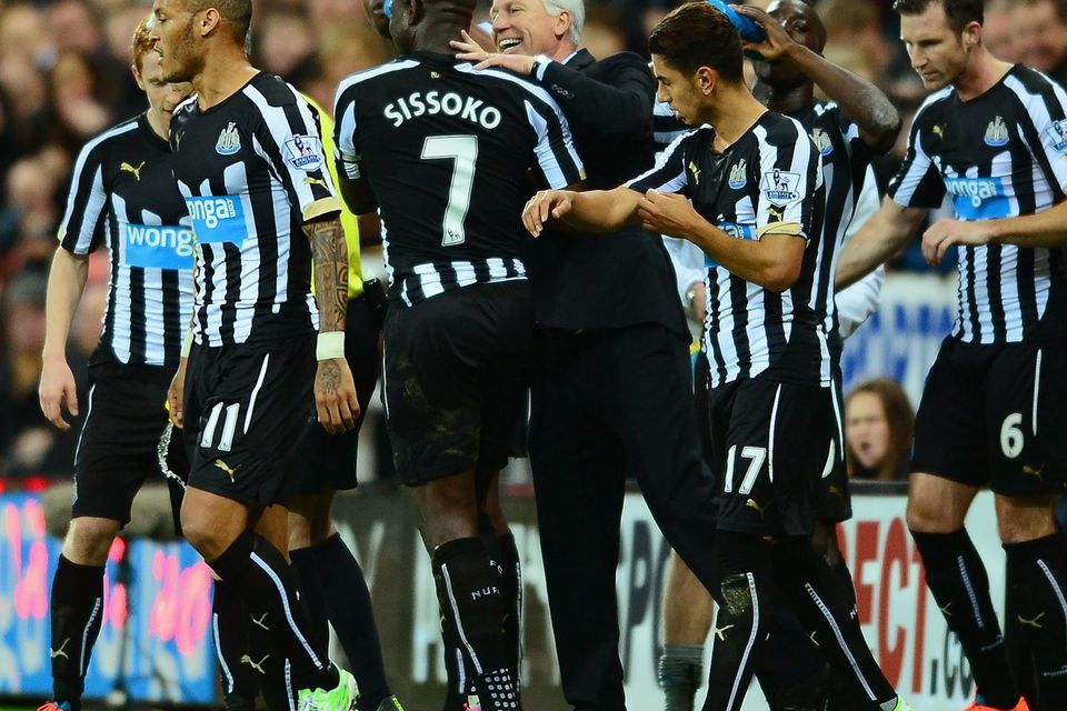 Newcastle manager Alan Pardew celebrates with Moussa Sissoko. Photo credit: Mark Runnacles/Getty Images
