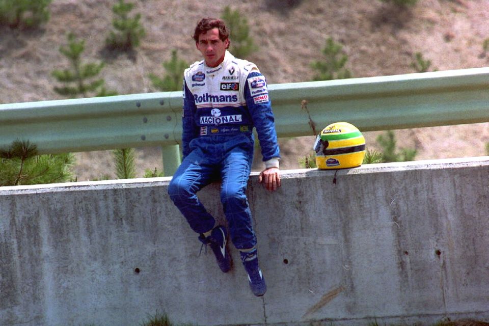 Ayrton Senna si trova a bordo pista dopo essere stato eliminato nella gara del GP del Pacifico due settimane prima della sua morte.  Foto: Pascal Rondeau/ALLSP