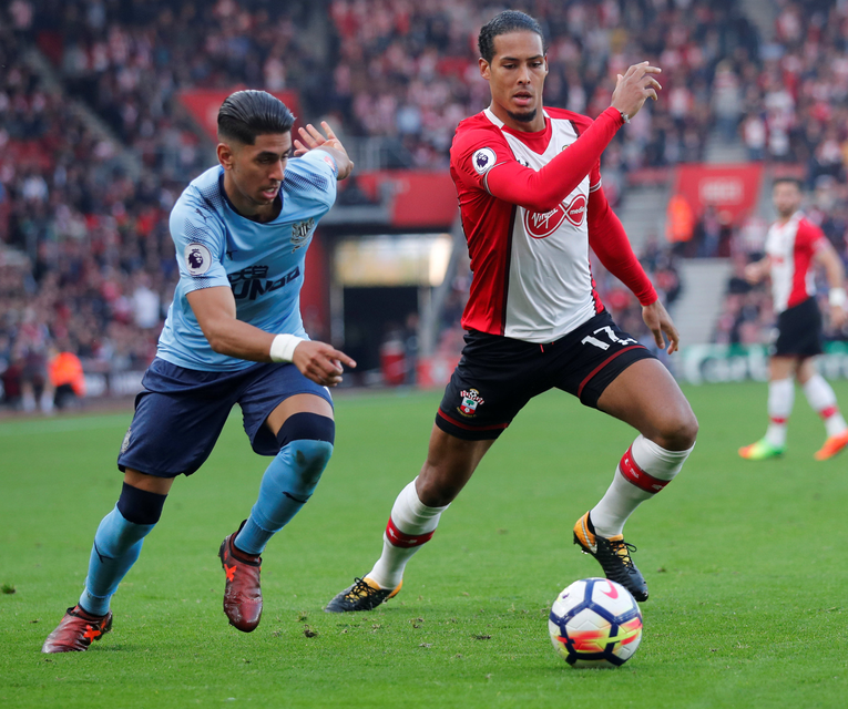Newcastle United's Ayoze Perez in action with Southampton's Virgil van Dijk. Photo: Reuters