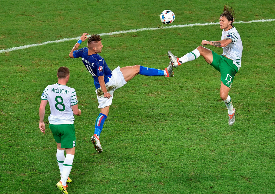 Jeff Hendrick leaping towards Ciro Immobile. Photo by Paul Mohan / Sportsfile