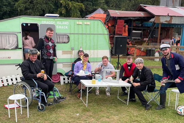 在 Electric Picnic 上看到的:从参加“神父特德挑战赛”的爱尔兰警察到创造摇船世界纪录的警察 在 Electric Picnic 上看到的:从参加“神父特德挑战赛”的爱尔兰警察到创造摇船世界纪录的警察