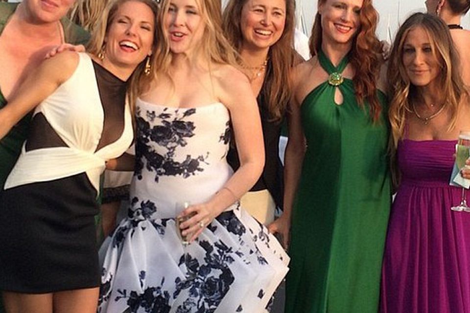 Spot the superstar bridesmaid! Sarah Jessica Parker supports producer  friend at beach wedding | Irish Independent