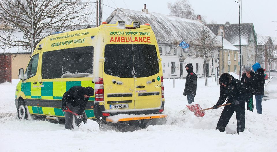 People try to dig out an ambulance which got stuck in the snow in Rathcoole, Co. Dublin. Picture: Damien Eagers