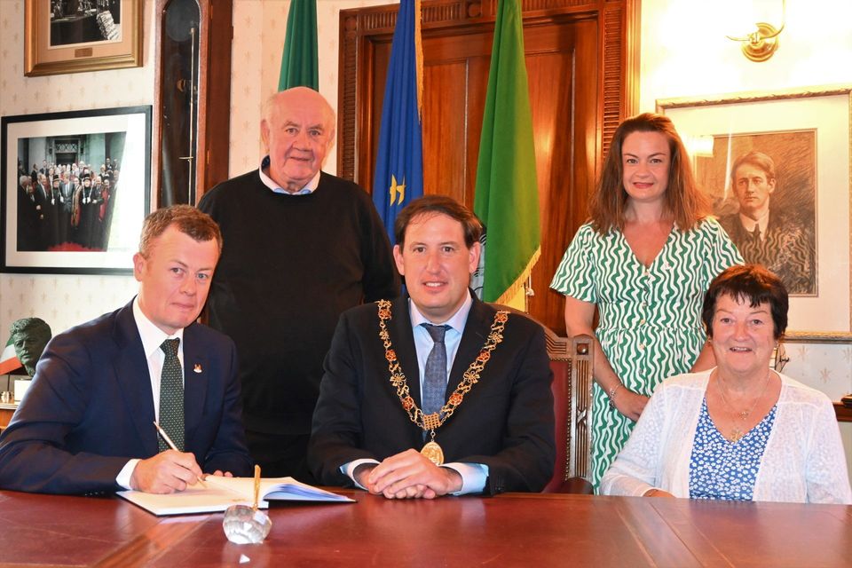 El embajador irlandés designado en Chile, Ecuador y Perú, Colum Hatchell (izquierda) con sus padres George y Carmel y su hermana Niamh en una recepción para diplomáticos irlandeses ofrecida por el alcalde de Cork, Kieran McCarthy (centro).