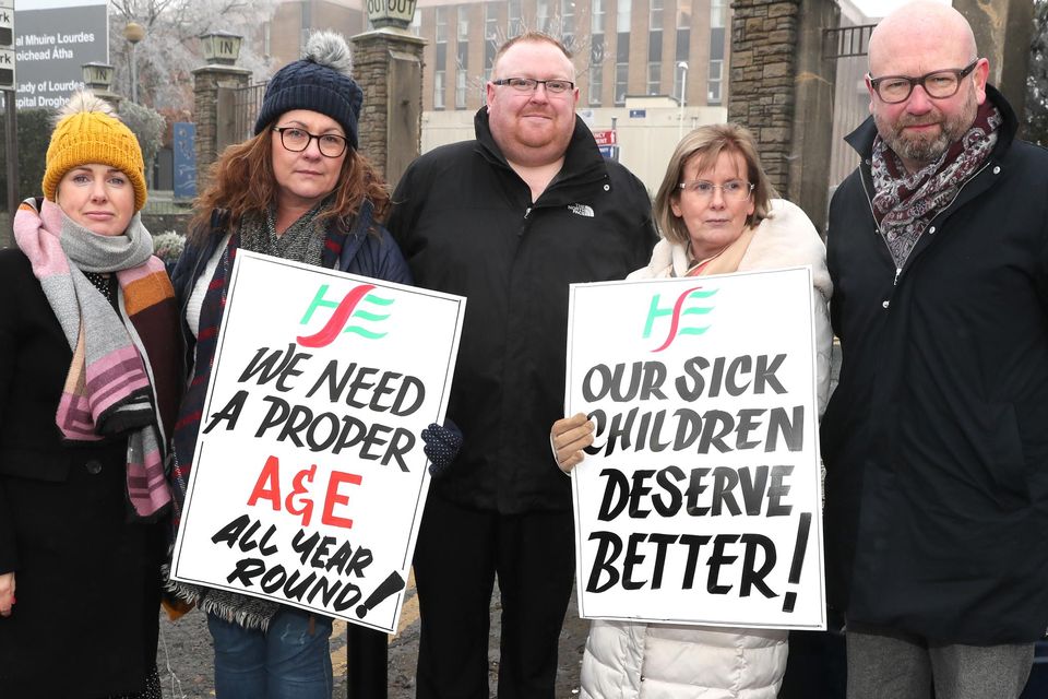 Fiona McShane with FORSA union members Barbara Kelly, Gene Kelly and Maire Fogarty Brady with Ged Nash TD at Monday’s protest.
