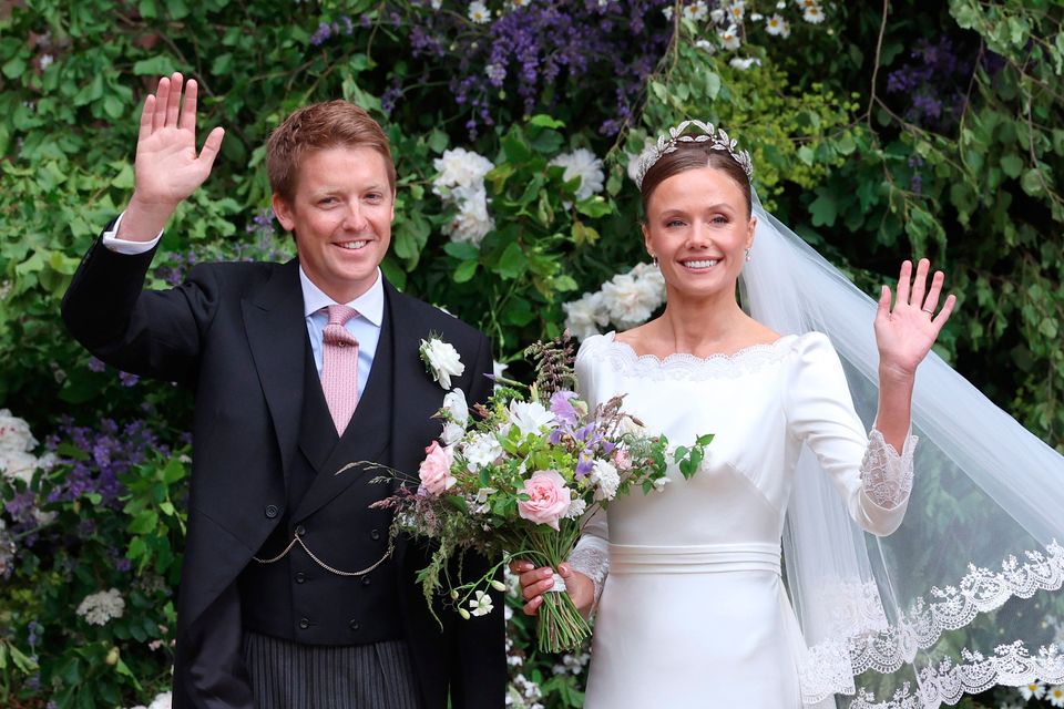 Hugh Grosvenor, duque de Westminster, y Olivia Grosvenor, duquesa de Westminster, saludan y sonríen a los simpatizantes después de su boda en la Catedral de Chester el viernes en Chester, Inglaterra.  Foto: Chris Jackson/Getty Images