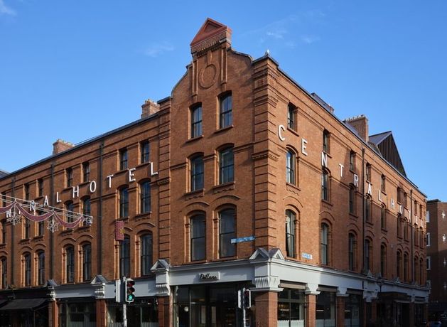 Noise experts carry out inspections in row between Hoxton hotel and Yamamori Izakaya nightclub