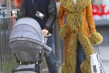 thumbnail: Olivia Wilde and Jason Sudeikis just walk around NYC like this, cool as a breeze.