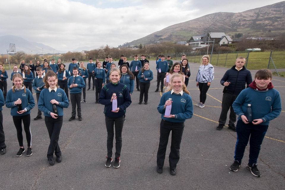 Coláiste na Sceilge students and teachers in Cahersiveen pictured getting their new reusable water bottles as part of their dedication to eliminate single use plastic on campus. Photo by Christy Riordan.