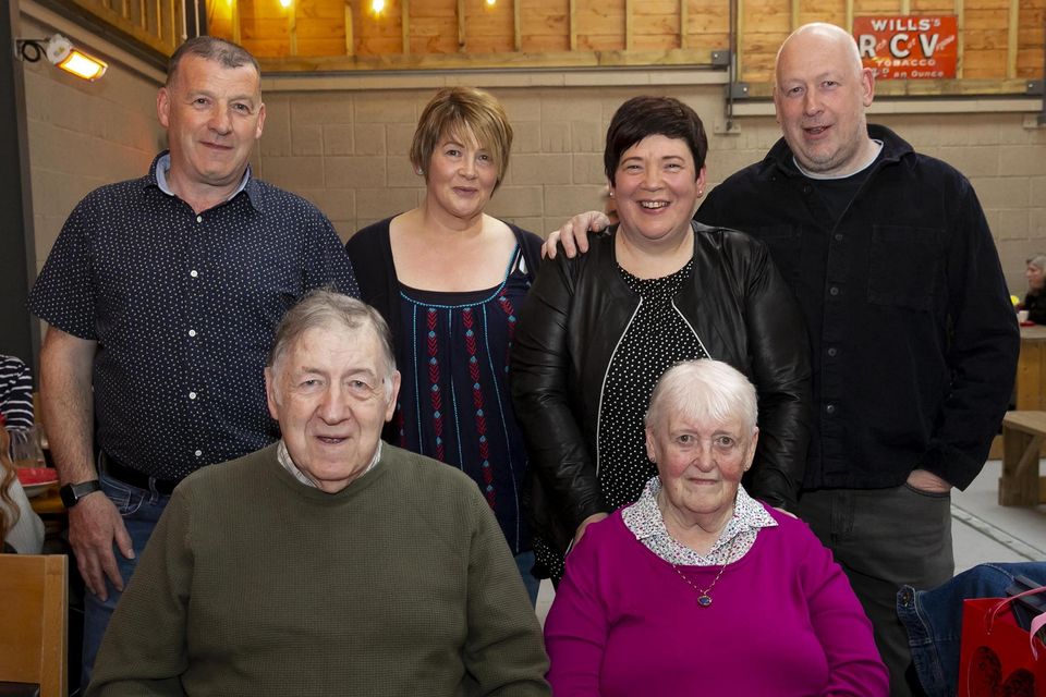30/4/2022 John and Helan Deegan who celebrated their 60th wedding anniversary with family at Mannions bar. Photographed with their sons and daughters Sean, Monica, Selina and Anthony. Photo; Mary Browne