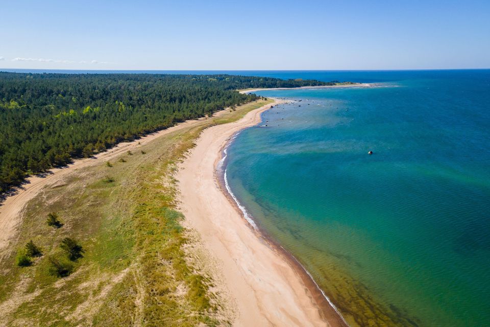 Mar Báltico y una playa vacía en Estonia. Alamy/PA.