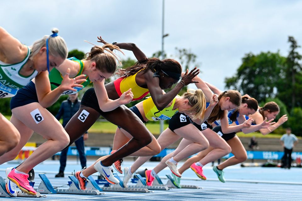 Rashidat Adeleke del Tallaght Sports Club, Dublín, centro, compite en los 100 m femeninos durante el segundo día del Campeonato Nacional Senior al aire libre 123.ie en el estadio Morton en Santry, Dublín.  Foto de Sam Barnes/SportsFile