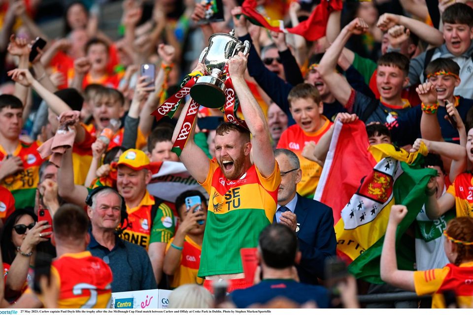 El capitán de Carlow, Paul Doyle, levanta el trofeo después de la victoria de Joe McDonagh en la final de la Copa Offaly.  Foto de Stephen Marken / Sportsfile