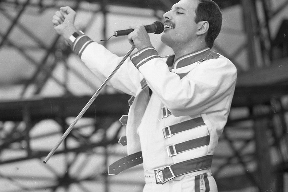 Freddie Mercury, lead singer of Queen, performing at Slane Castle. 5/7/86. (Part of the Irish Independent Newspapers/NLI Collection)