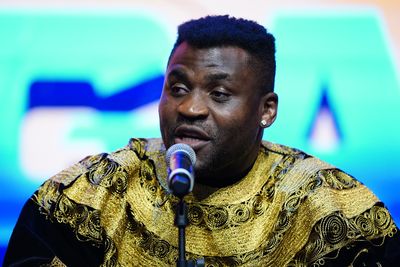 悲しみを通じて絆を結ぶ：クリスティアーノ・ロナウドが試合前の感情的なスピーチでフランシス・ガヌーを鼓舞した方法