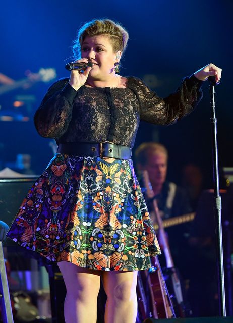 Singer/songwriter Kelly Clarkson performs during Muhammad Ali's Celebrity Fight Night XXI at the JW Marriott Phoenix Desert Ridge Resort & Spa on March 28, 2015 in Phoenix, Arizona.  (Photo by Ethan Miller/Getty Images for Celebrity Fight Night)