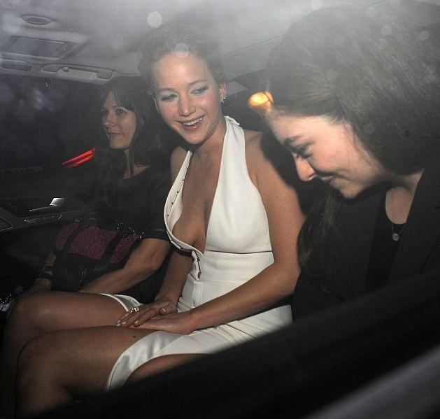 NSFW: Jennifer Lawrence laughs off wardrobe malfunction after Hunger Games  premiere | Independent.ie