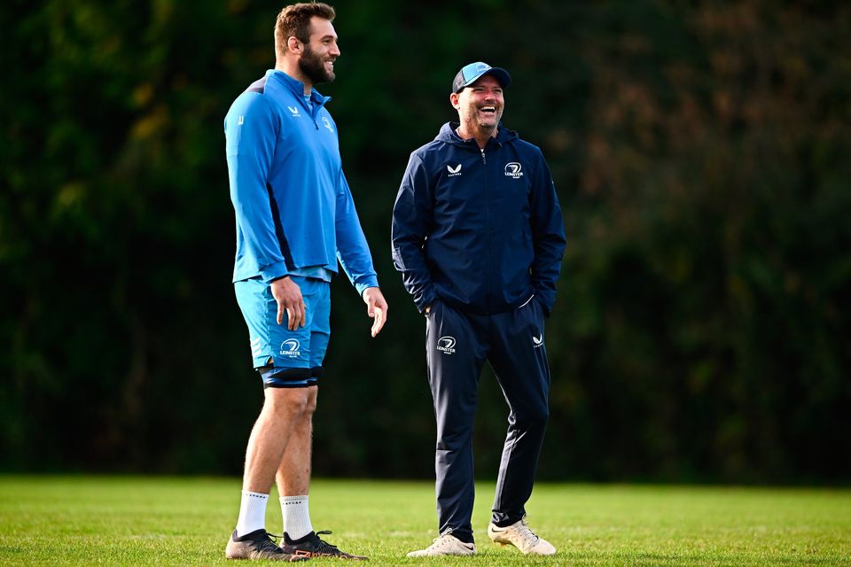 27 de noviembre de 2023;  Jack Nienaber, entrenador senior de Leinster, habla con Jason Jenkins durante el entrenamiento de Leinster en el University College Dublin en Dublín.  Foto de Harry Murphy/SportsFile