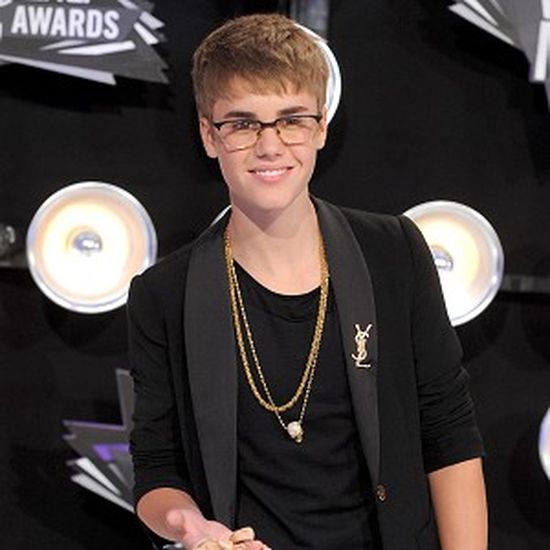 Bieber shrugs off paternity claims