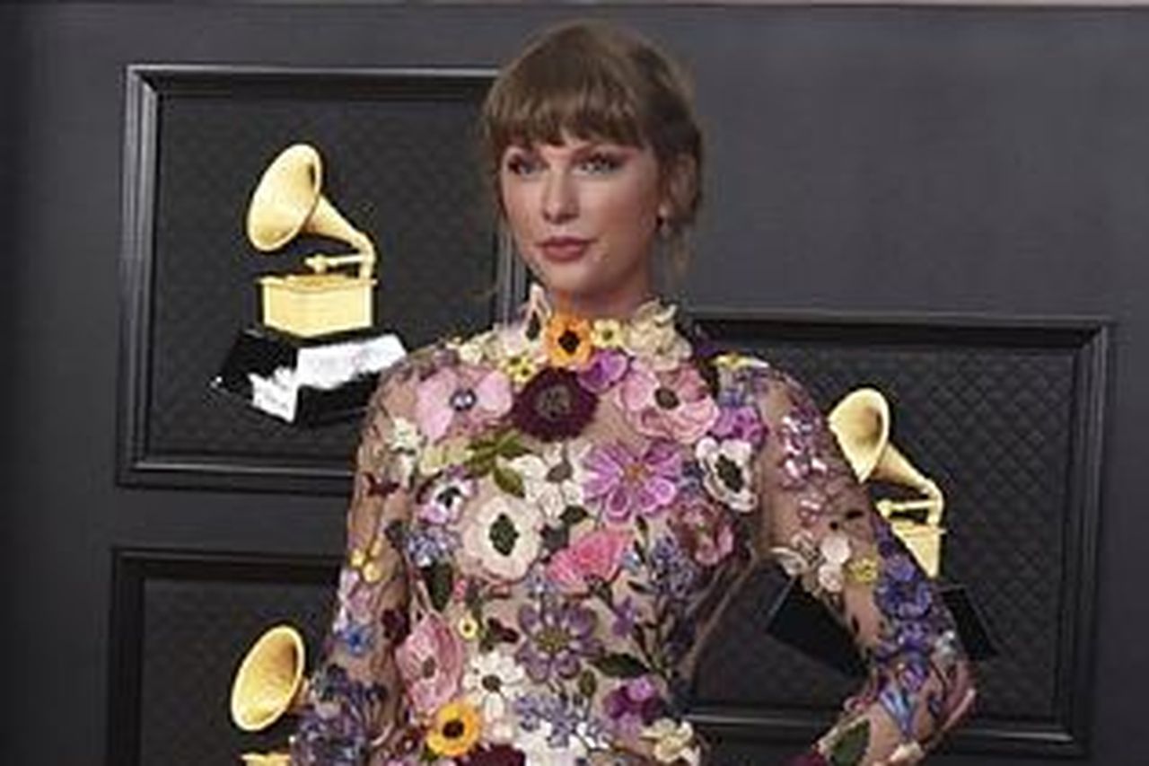 Grammys 2021: Taylor Swift, Billie Eilish and More Top Looks