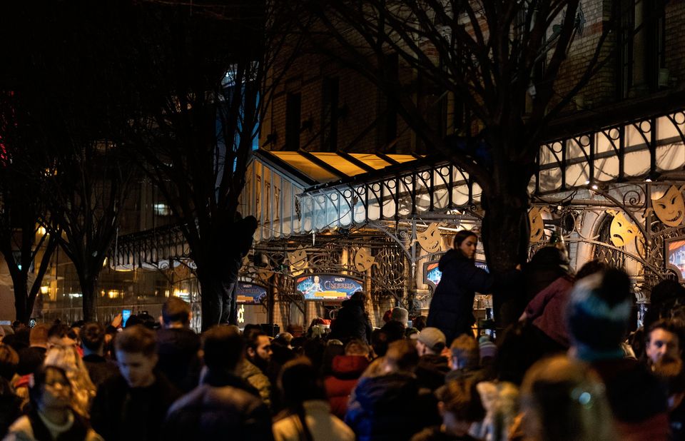 Una vista de la multitud en el evento anual de Nochebuena en Grafton Street, Dublín, en ayuda de Simon Homeless Charity.  Foto: Evan Tracy/PA Wire