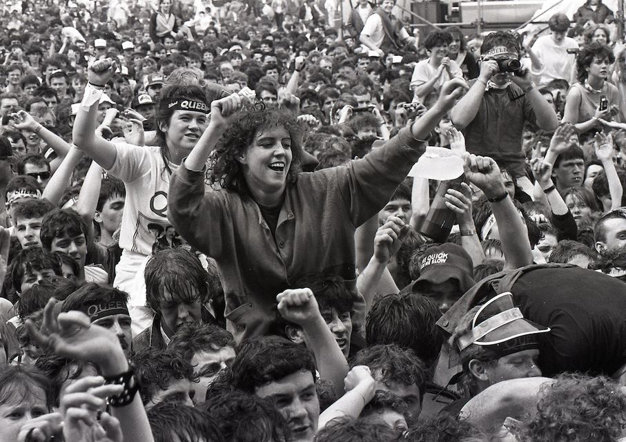 Fans dancing at the Queen concert in Slane Castle. (Part of the Irish Independent Newspapers/NLI Collection)
