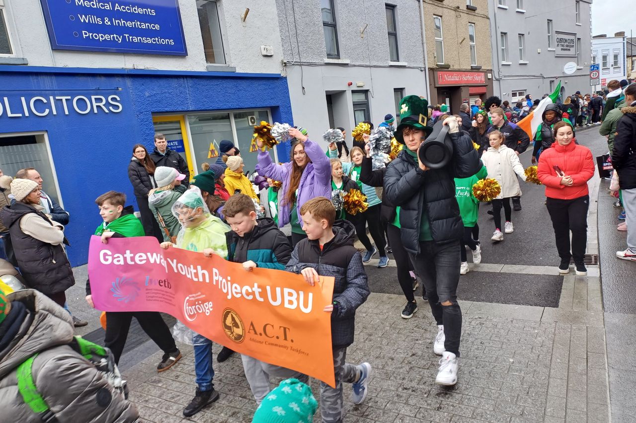 Westmeath crowds line streets of Athlone for spectacular Bank Holiday ...