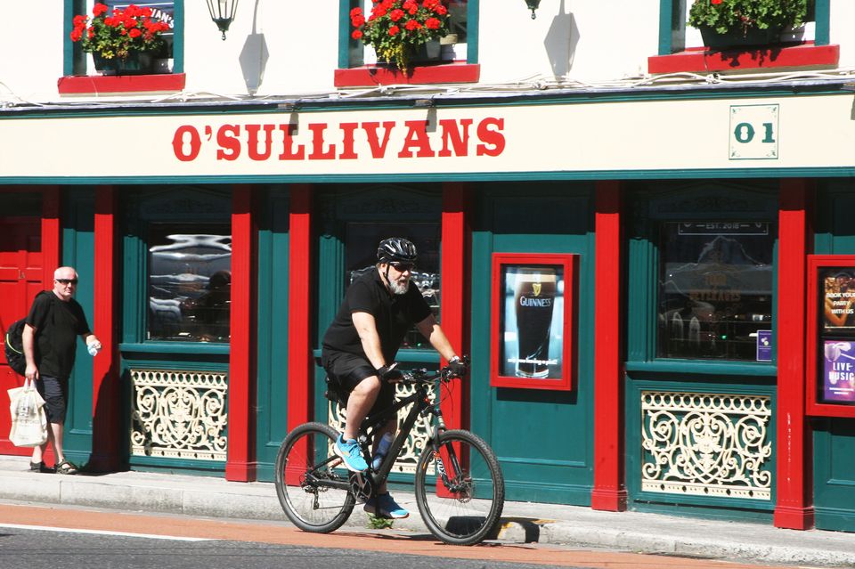 El actor Russell Crowe pasea por Bray, Co Wicklow durante un descanso del rodaje en Ardmore Studios en Bray.  Fotografía de Padraig O'Reilly