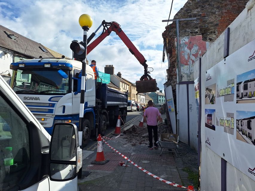 Les équipes travaillent à déblayer les décombres du bâtiment effondré de Lower Arklow Main Street, qui a emporté avec lui une partie du magasin de mode voisin.  Photo : Michael Kelly